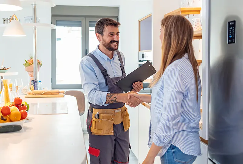 artisan-btp-devis-site-internet-ollioules Artisan du bâtiment rencontrant un client pour un devis de travaux