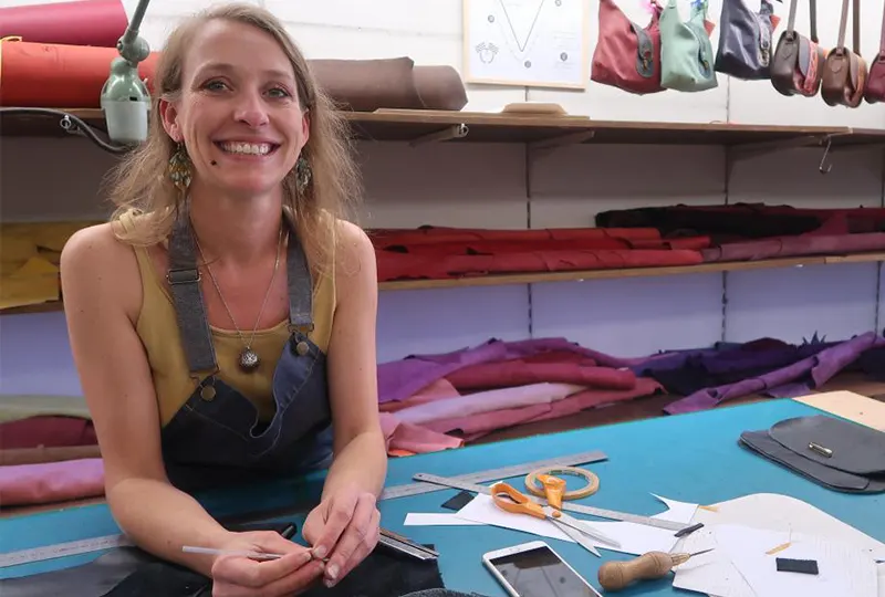 artisan-commerce-ollioules-site-internet Artisane dans son atelier – site internet pour commerçants et services à Ollioules