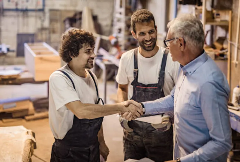 creation-site-internet-artisan-bandol-atelier artisan du bâtiment discutant avec un client dans son atelier à Bandol